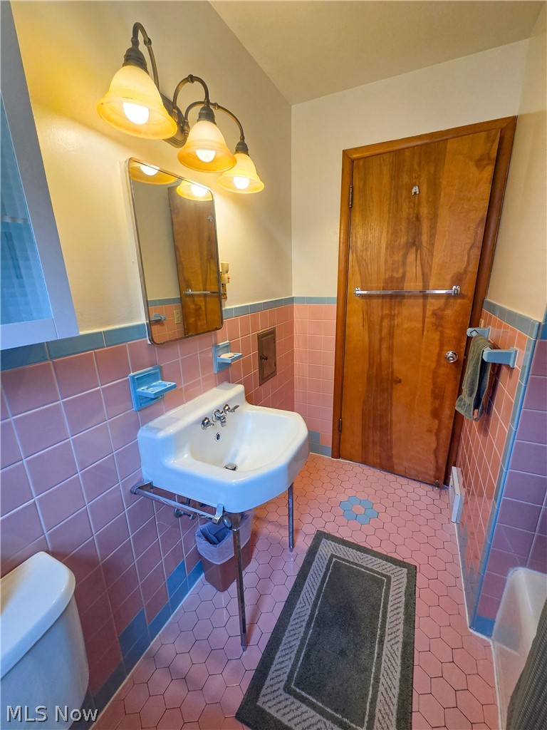 5589 Mayfield Road Lyndhurst OH 44124