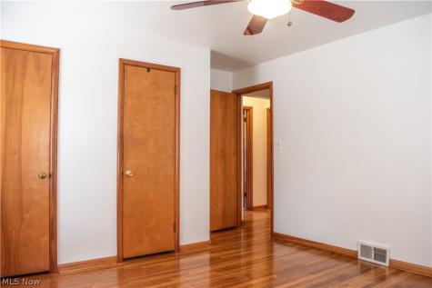 5589 Mayfield Road Lyndhurst OH 44124