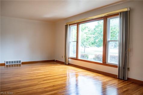 5589 Mayfield Road Lyndhurst OH 44124