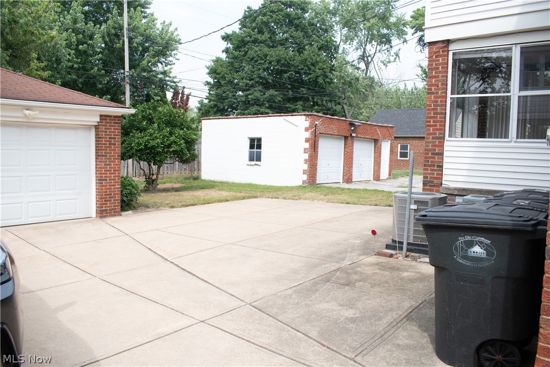 5589 Mayfield Road Lyndhurst OH 44124