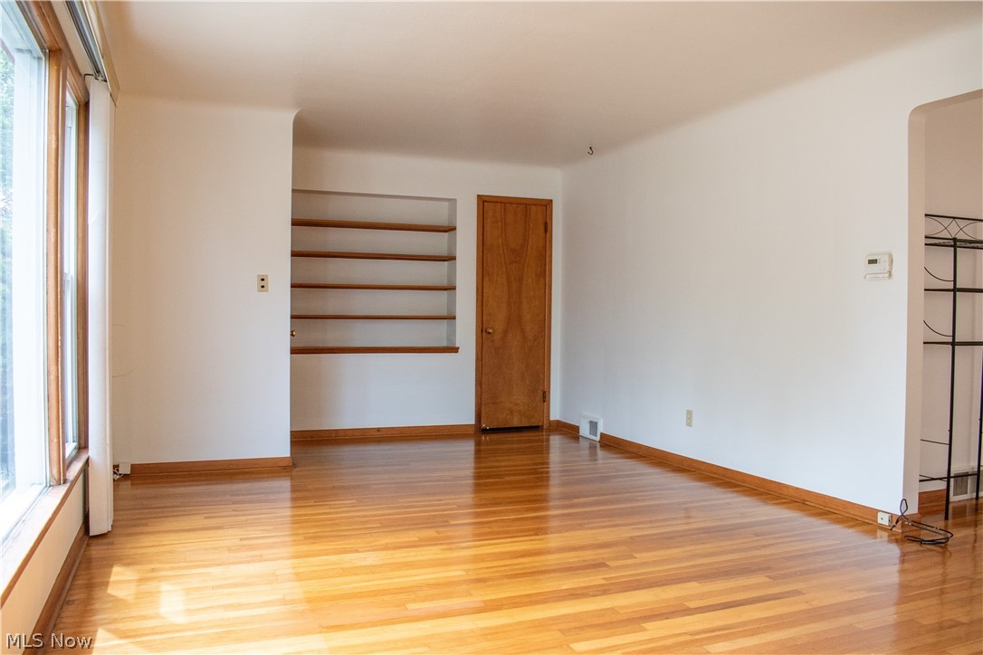 5589 Mayfield Road Lyndhurst OH 44124
