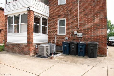 5589 Mayfield Road Lyndhurst OH 44124
