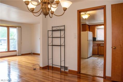 5589 Mayfield Road Lyndhurst OH 44124