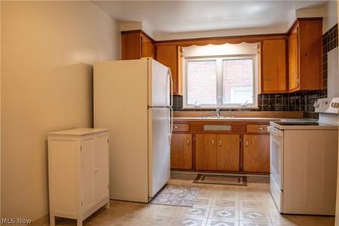 5589 Mayfield Road Lyndhurst OH 44124