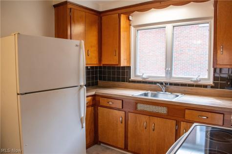 5589 Mayfield Road Lyndhurst OH 44124