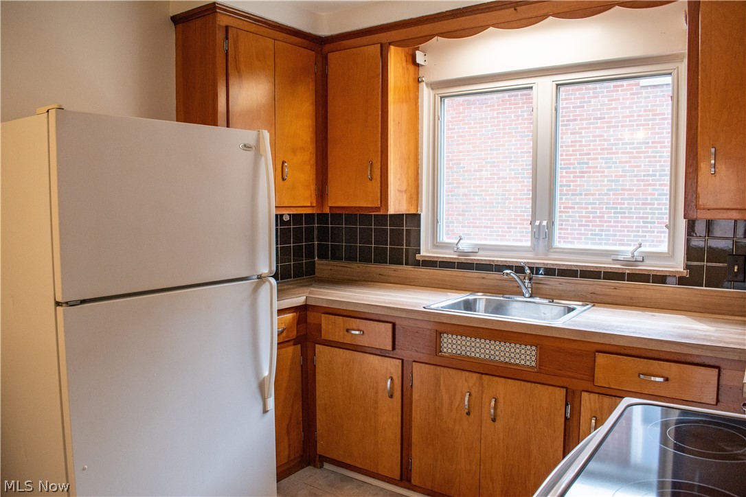 5589 Mayfield Road Lyndhurst OH 44124