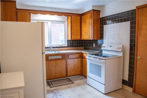 5589 Mayfield Road Lyndhurst OH 44124