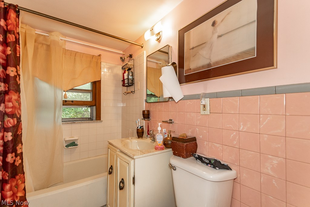 243 W Glendale Street Bedford OH 44146
