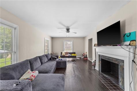 3113 Ashwood Cleveland OH 44120