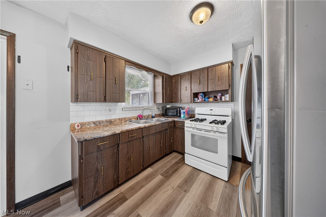 134-136 Brookfield Street Louisville OH 44641