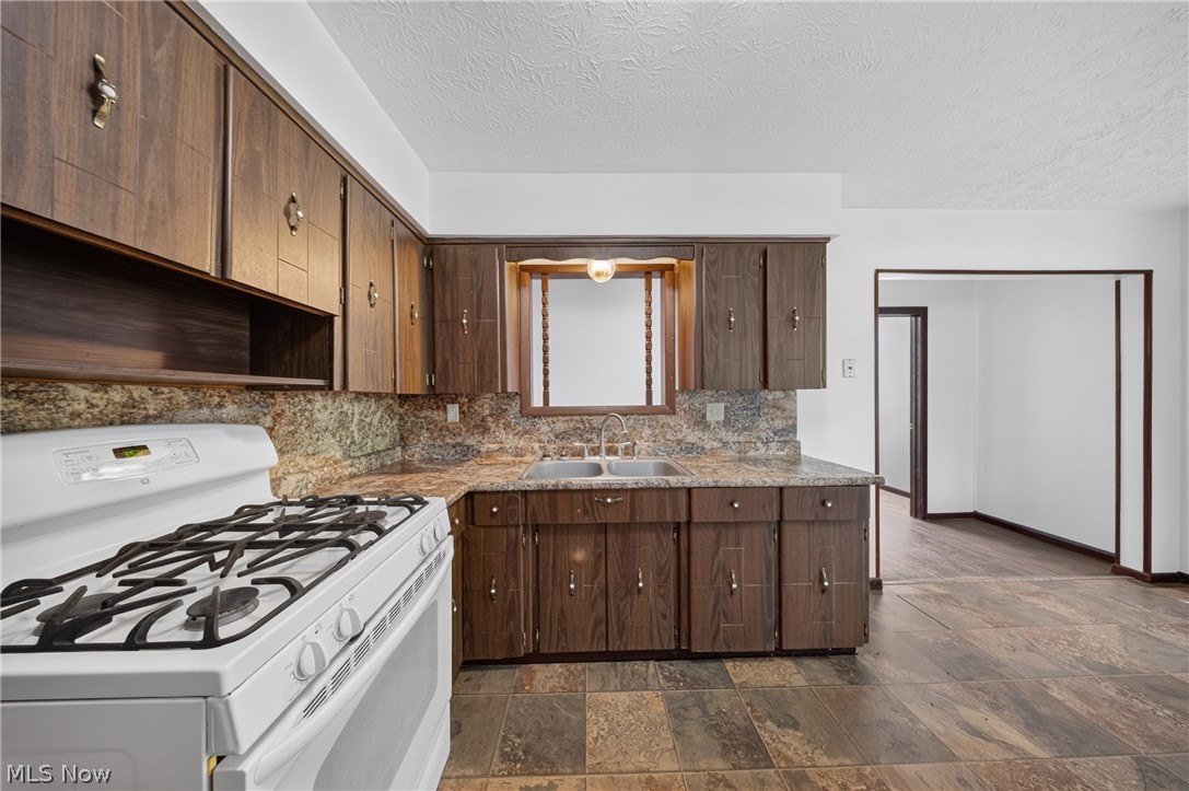 134-136 Brookfield Street Louisville OH 44641