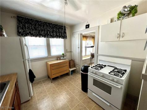 2210 Bunts Road Lakewood OH 44107