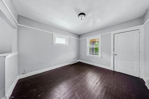 11702 Honeydale Avenue Cleveland OH 44120