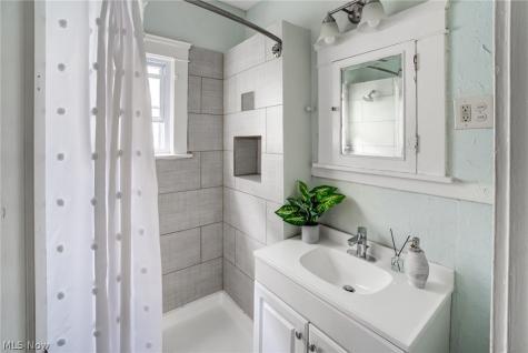 2245 Bellfield Cleveland Heights OH 44106