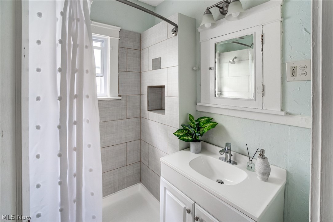 2245 Bellfield Cleveland Heights OH 44106
