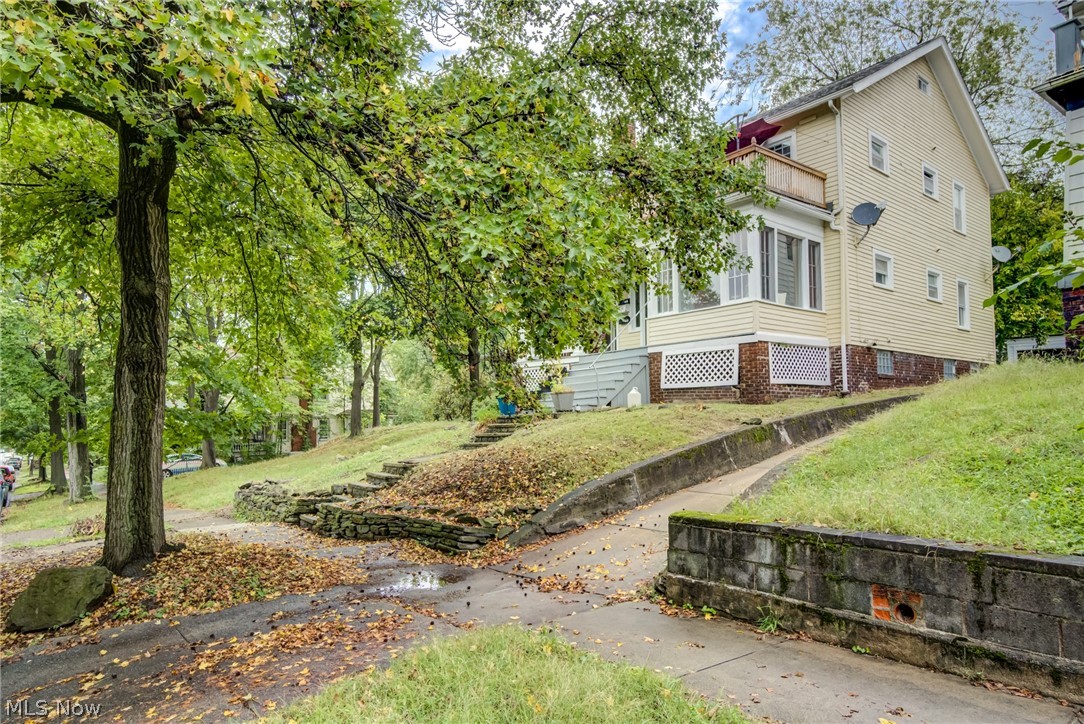 2245 Bellfield Cleveland Heights OH 44106