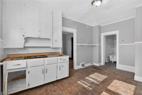 7425 Indiana Avenue Cleveland OH 44105