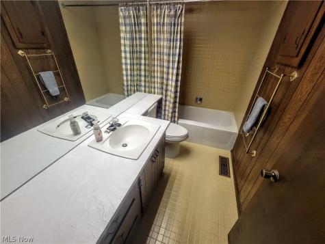 11604 Park Moss Avenue Strongsville OH 44136