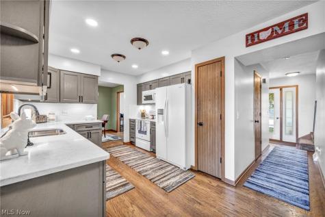 352 Carol Lane Elyria OH 44035