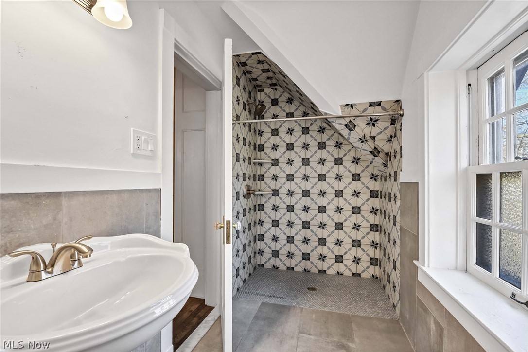10 E Hanna Lane Bratenahl OH 44108