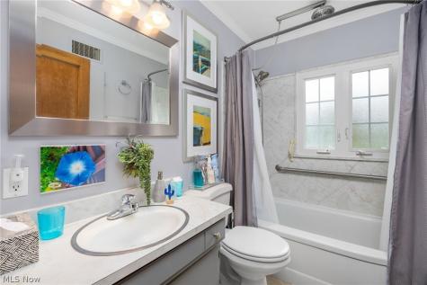884 Monmouth Drive Akron OH 44313