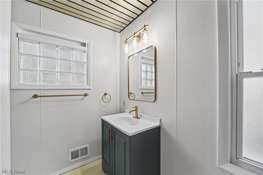 19320 Shoreland Avenue Rocky River OH 44116