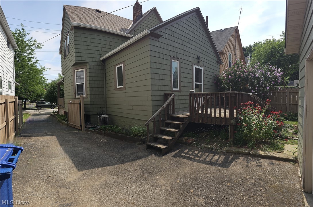 1422 Graber Drive Lakewood OH 44107