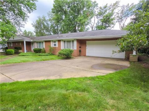 1815 Glenmont Drive NW Canton OH 44708