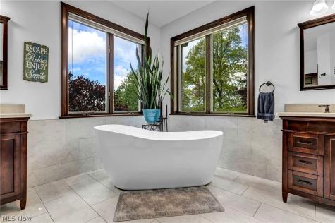 885 Mckee Trail Hinckley OH 44233