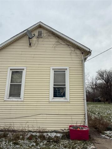 3325 E 49th Street Cleveland OH 44127
