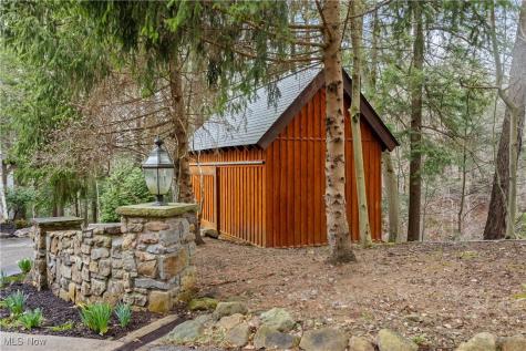 1364 Echo Glen Gates Mills OH 44040