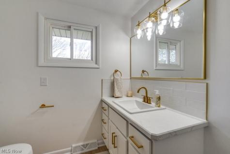 3877 Grove Street NE Canton OH 44721