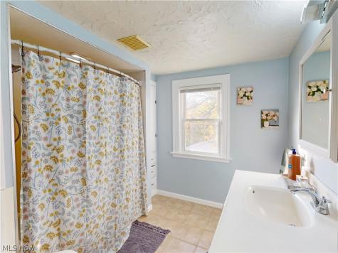 5162 Oakmont Drive Lyndhurst OH 44124