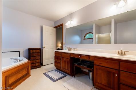 6633 Olde Stone Circle NE Canton OH 44721