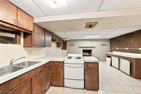 71 23rd Street NW Barberton OH 44203
