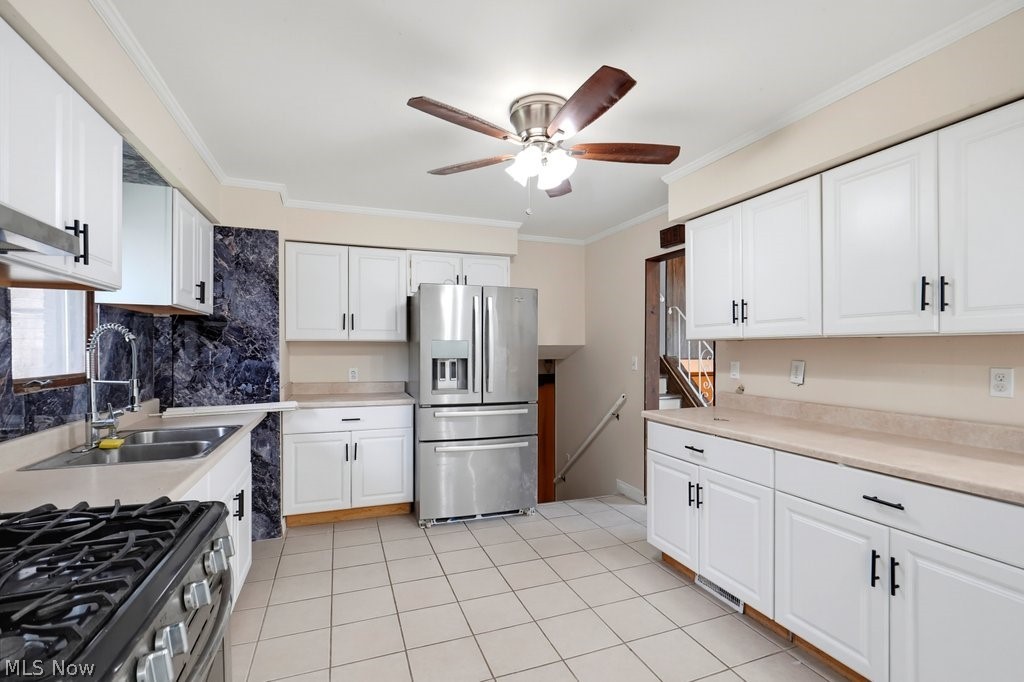 2207 Oaklawn Drive Parma OH 44134