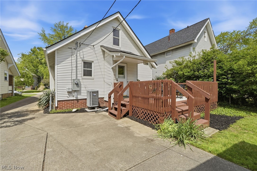 2219 Carabel Avenue Lakewood OH 44107