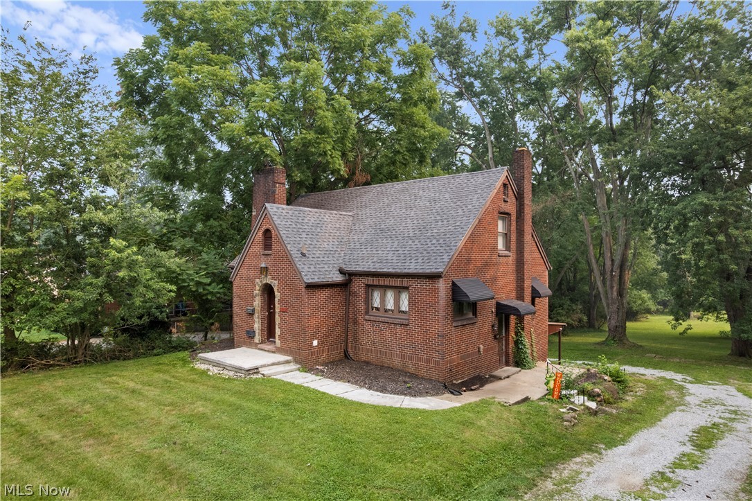 2442 Newton Street Akron OH 44305