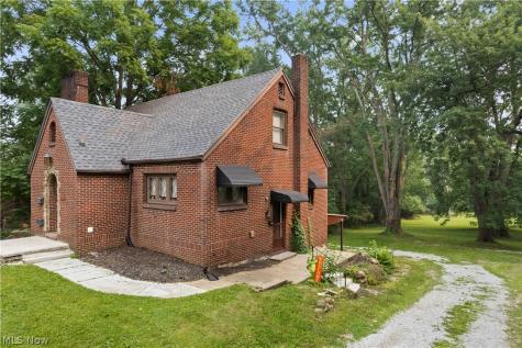 2442 Newton Street Akron OH 44305