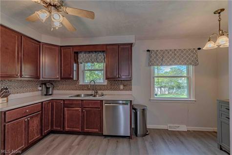 4933 Fairlawn Road Lyndhurst OH 44124