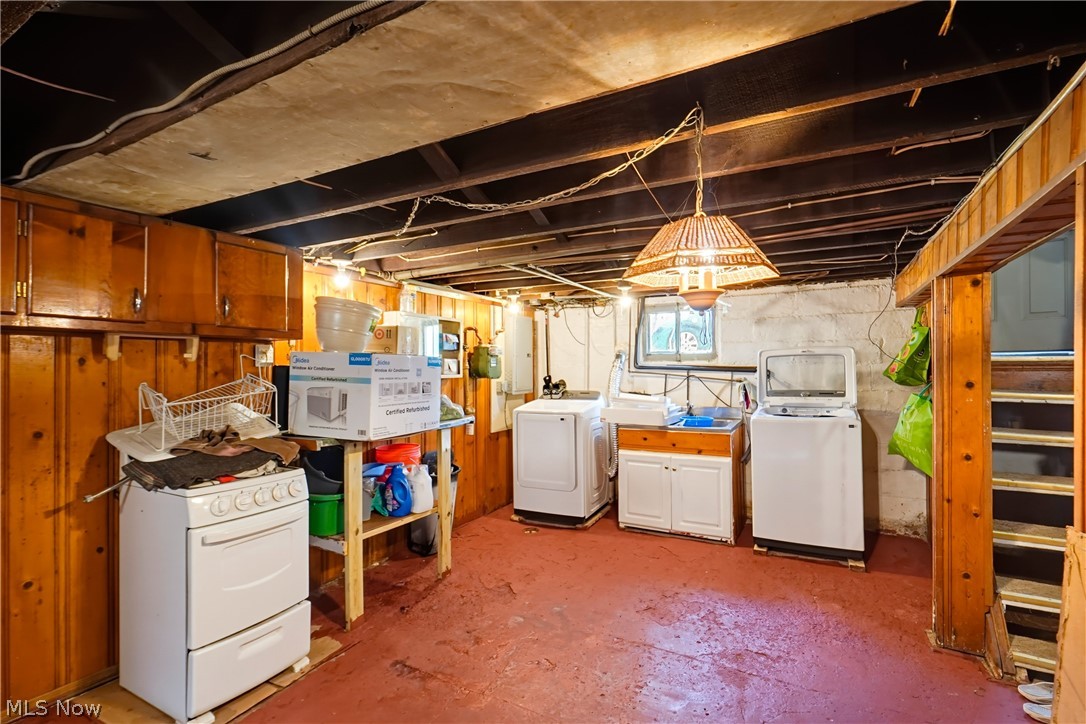 982 W Hopocan Avenue Barberton OH 44203
