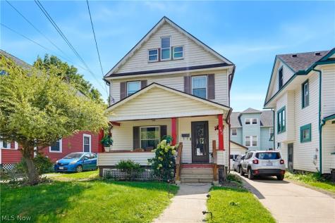 982 W Hopocan Avenue Barberton OH 44203