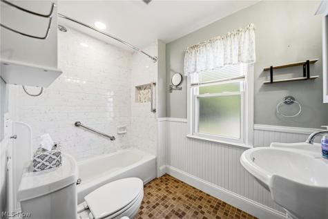 423 E 305th Street Willowick OH 44095