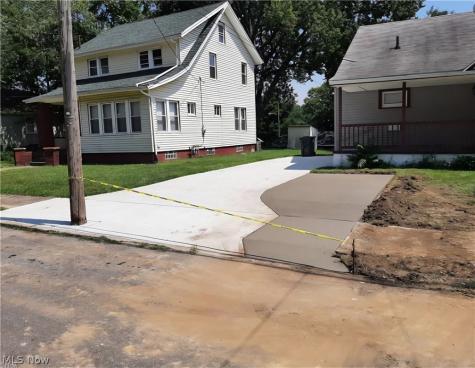 1810 Saint Elmo Avenue NE Canton OH 44705