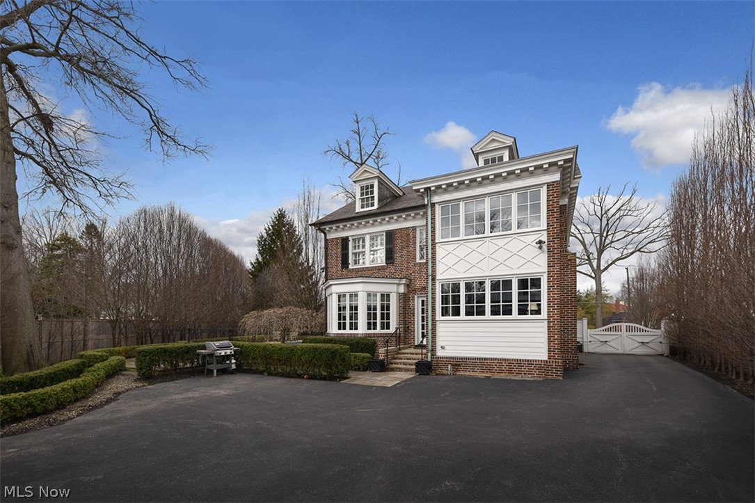 1109 Forest Road Lakewood OH 44107
