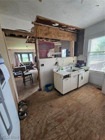 24 Villa Beach Cleveland OH 44110