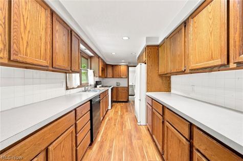 712 Renninger Road New Franklin OH 44319
