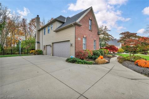 32811 Saint James Trail Avon OH 44011
