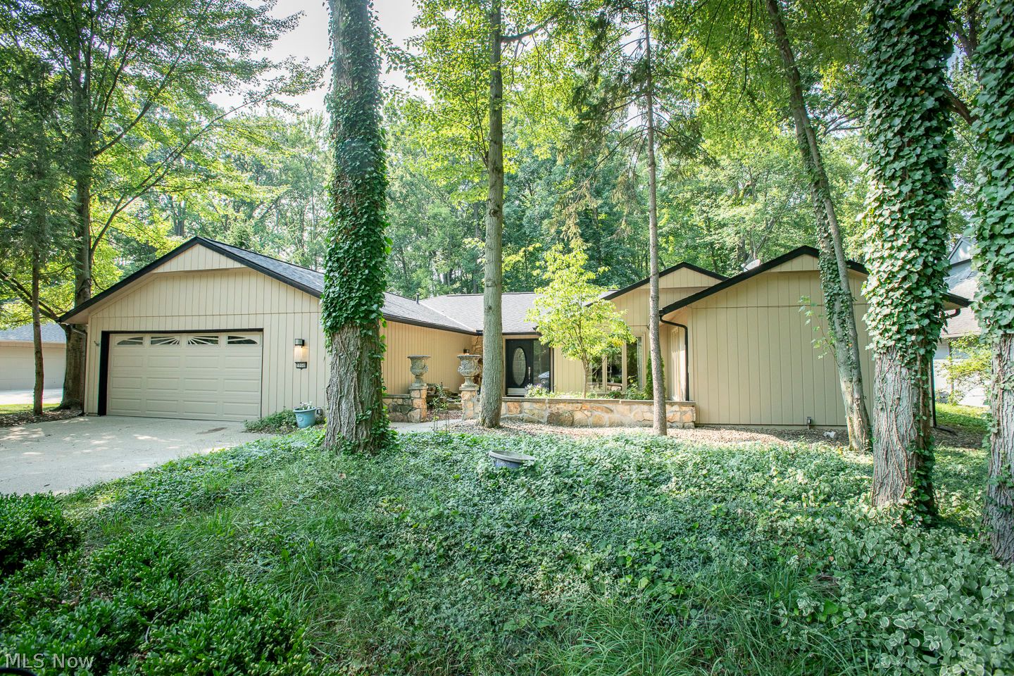 Strongsville OH, 10648 Oak Branch Trail