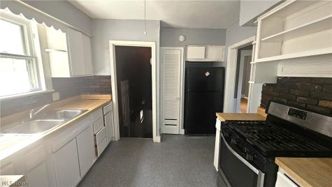 9910 Zimmer Avenue Cleveland OH 44102